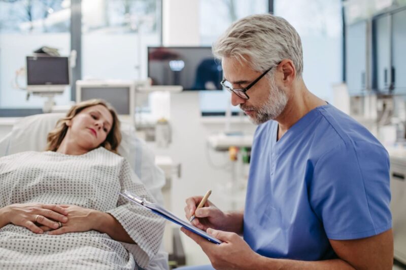 medic specialist si pacienta diagnosticata cu endometrioza
