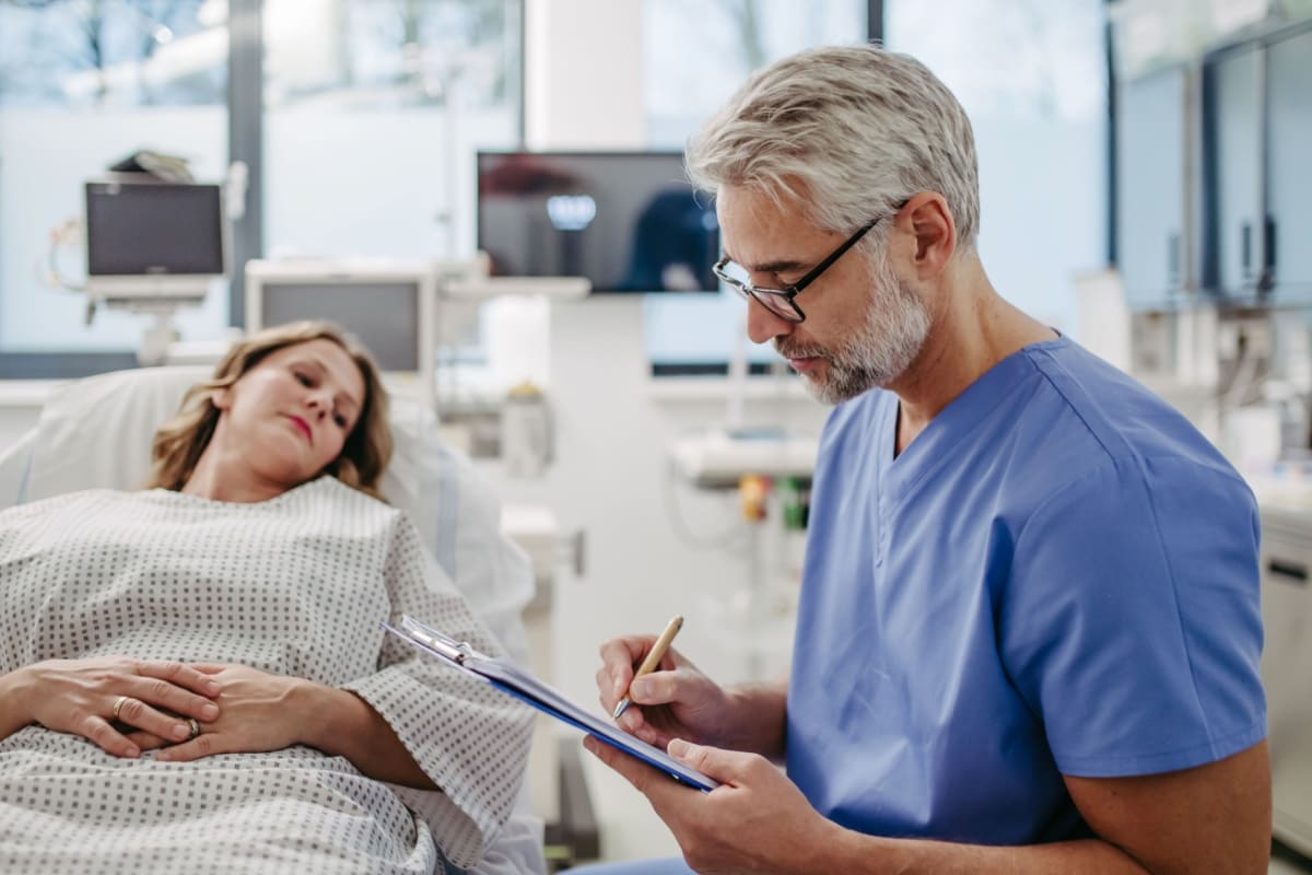 medic specialist si pacienta diagnosticata cu endometrioza