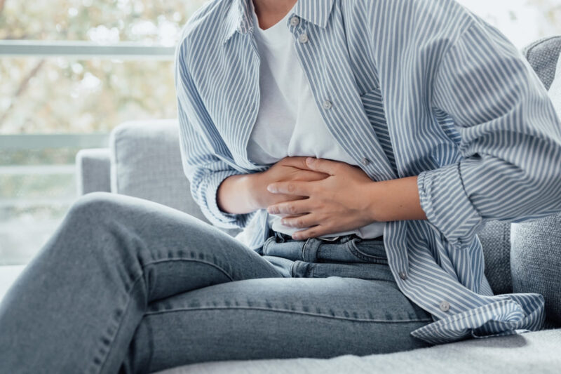 pacienta cu dureri cauzate de pancreatita
