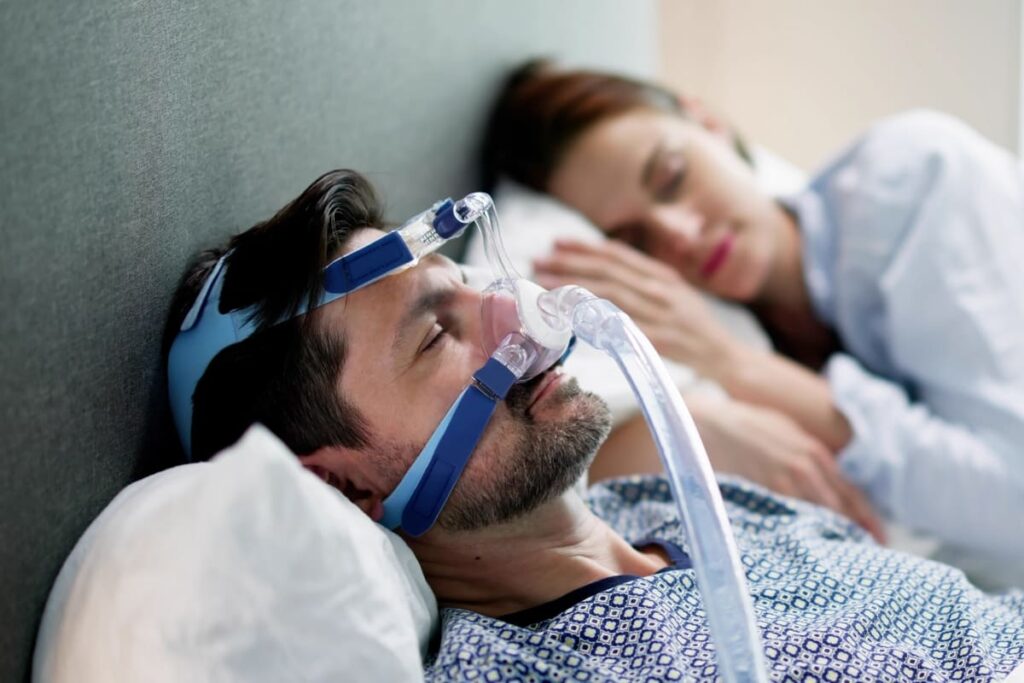 barbat cu apnee dormind cu masca cpap