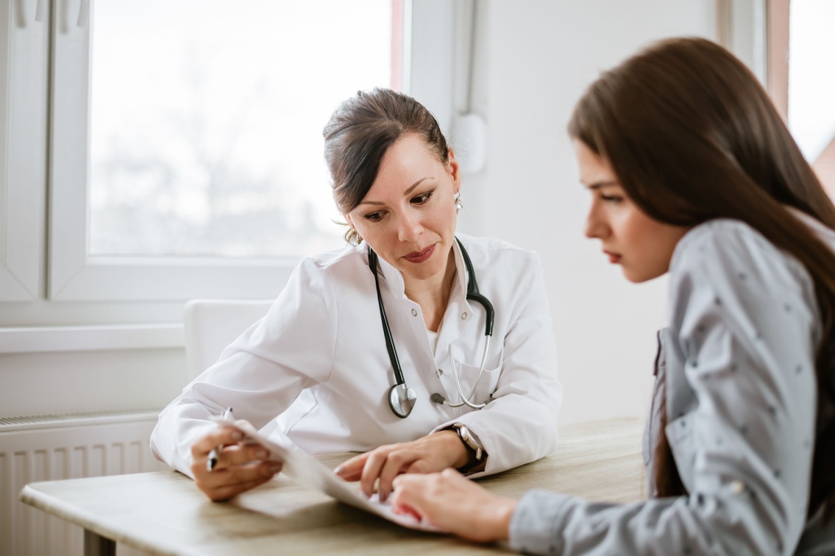 pacienta si doctorita analizand rezultatele medicale in cabinetul de consultatii