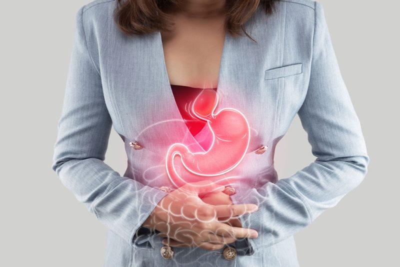 persoana cu simptome de hernie hiatala