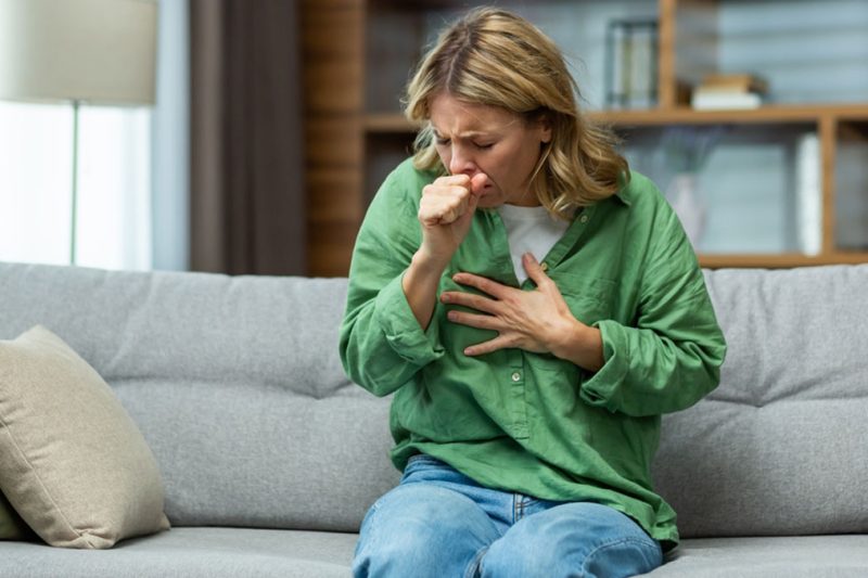 persoana cu simptome de pneumonie