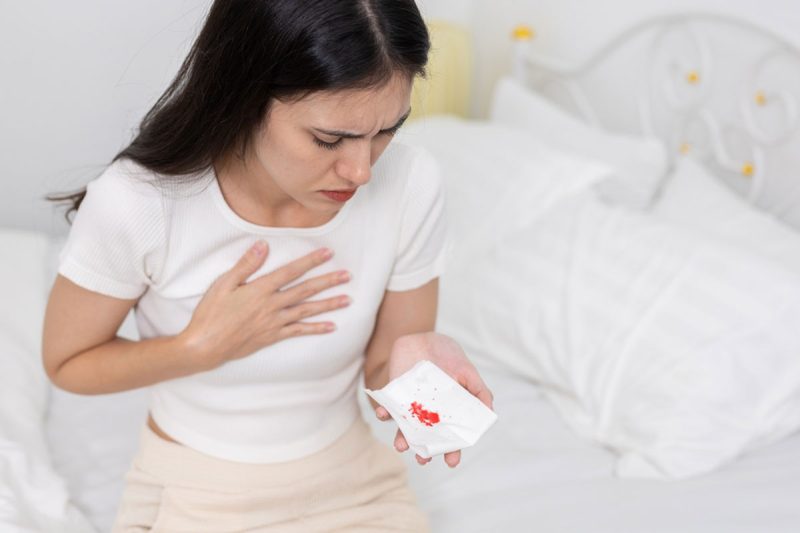 persoana cu simptome de tuberculoza